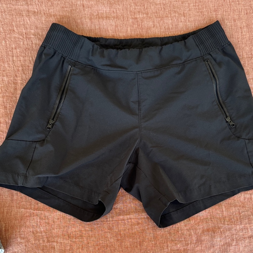 Columbia Women’s PFG Black Athletic Shorts with Zipper Pockets Size M